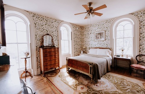 Orange Bed & Breakfast | Mayhurst Inn