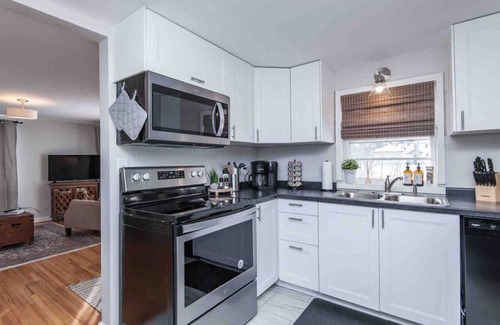 Kutzky Park House | Mayo Discount! 2 main floor bedrooms and bath. Recliner. 6 blocks to Mayo Clinic