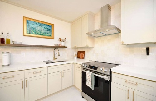 Burlington Apartment | McCauley House D | Private, Quaint *Chefs Kiss*