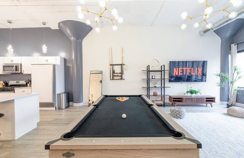 Near South Side Apartment | McCormick 5B/3Ba Luxury Suite for groups for up to 12 guests w/optional parking