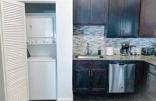Near South Side Apartment | McCormick Pl HUGE 5Br with Pool table/Optional parking/sleeps 12