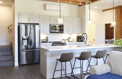 Central Okanagan Resort | McCulloch Lake Resort -Chalet 2 PRIVATE HOTTUB, 4 Bedroom, 2 Livingroom, 3 Bath