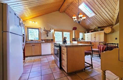 McKinney Estates Cabin | McKinney Creek Cabin - Total of 5 bedrooms, 3 baths - Walk to Chambers
