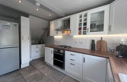 Stirling Cottage | MCLAREN HOUSE, pet friendly, with a garden in Stirling