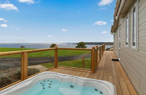 Wiseman's Bridge Resort | Meadow House Holiday Park