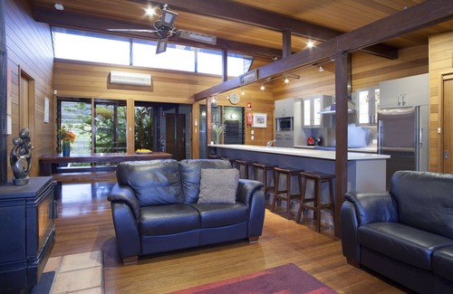 Meroo Meadow House | Meadow Mountain Lodge-Great for groups of families w/playground + tennis court