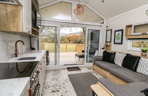 Llandrindod Wells Cottage | MEADOW RETREAT, character holiday cottage, with hot tub in Rhayader