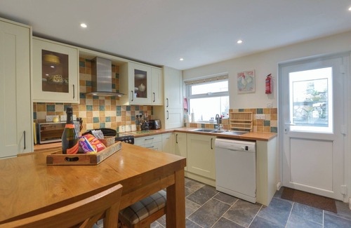 Lympstone Cottage | MEADOW VIEW COTTAGE, pet friendly, with a garden in Lympstone