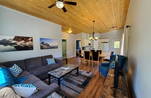 East Kootenay House | Meadow View Guest House, covered parking and only 10 minutes from ski hill