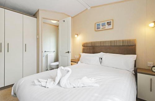 Newton Saint Cyres Ski Chalet | Meadow View Splash Retreat - Heated Communal Swimming Pool & Fishing Nearby