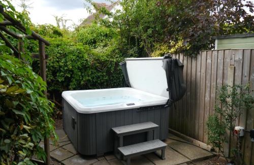 Henley-in-Arden House | Measure Cottage - Sleeps 4 - Private Hot tub and garden