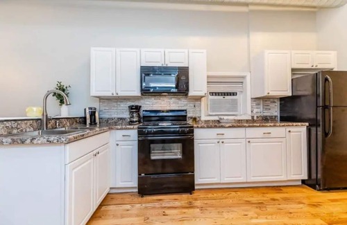 Tri-Taylor Apartment | Medical District Gem i