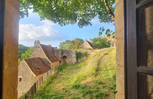 Beynac-et-Cazenac Apartment | Medieval adventure chilled behind the massive stone of a thousand-year-old tower!