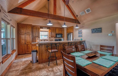 Lakehills House | Medina Lake Waterfront Getaway
