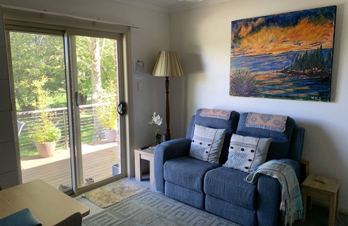 Calare Bed & Breakfast | Melaleuca Retreat: Pet friendly, near bushwalks, wineries & restaurants. EV.