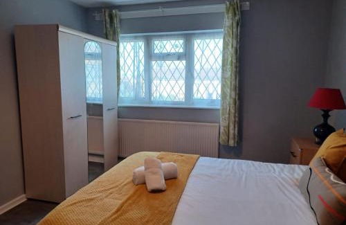 Dunstable House | Melo House Grove Huku Kwetu - 4 Bedroom in Dunstable- Outdoor lounge-Free Wifi- 15km away from the Luton Airport & close to Woburn Abbey