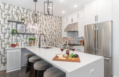 Katie Hill Neighborhood House | Melody Row-2 Unit Combo w/Hot Tub-Mins to Broadway