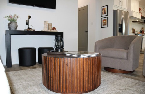 Osceola House | Melt Shop, Steel Bend Guest Houses: Melt Shop