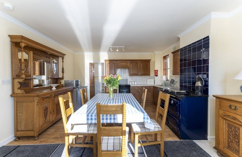 Airth Cottage | Melville Lodge - a cottage that sleeps 6 guests in 3 bedrooms