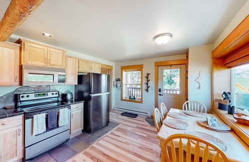 Estes Park Condo | Memorable mountain condo with 2 fireplaces, lovely views, W/D, & pool access