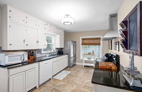 Clarksville House | Memories on Madison | Entire Home w/Game Room & Outdoor Fire Pit (102 Madison Ter)