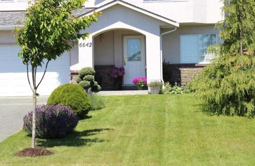 Sooke Apartment | Memory Lane Guest Suite