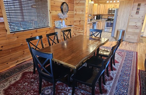 Logan Cabin | Memory Ridge Retreat, Sleeps 8, Walking Distance to Old Man's Cave