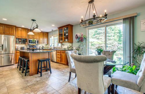 Menasha House | Menasha Home with Patio - Walking Distance to Lake!