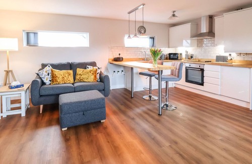Hoylake Cottage | MEOLS HOLIDAY LODGE, romantic, country holiday cottage in Meols