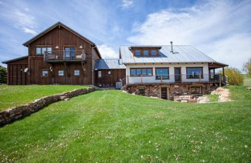 Livingston House | Meredith Ranch Chalet and Guest House