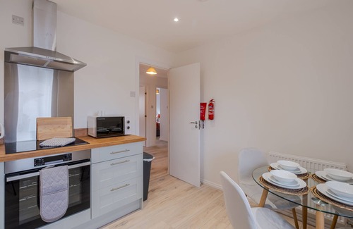 Central Aberdeen Apartment | Merkland Stay - SJA Stays - Modern 2 Bed Apartment