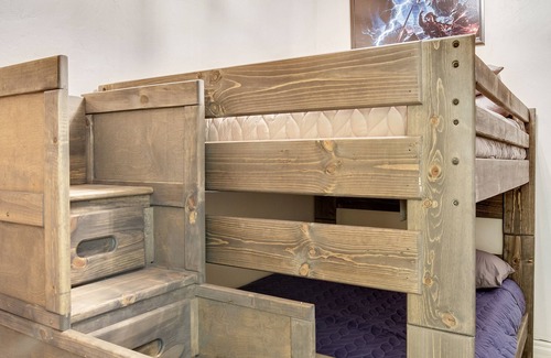 New Castle Hotel | Merlin's Bunkhouse at the Ore House Inn