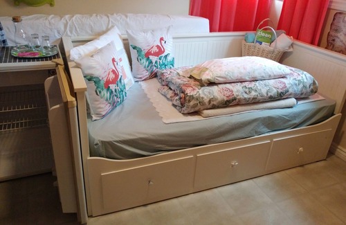 Portland Bed & Breakfast | MERLOT SUNSET-SIMPLE room for SOLO TRAVELLER or for 2 Adults, passing thru