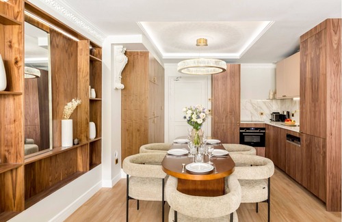 Quartier Saint-Ambroise Apartment | Merveil Luxury Suites - Lenoir I-II-III
