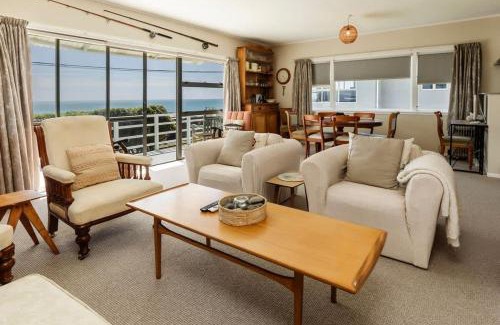 Oakura Villa | Messenger Magic - classic 5BR Kiwi bach