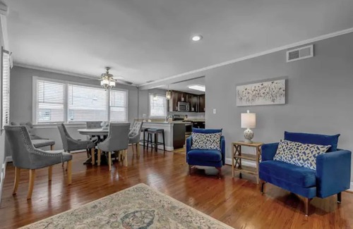 Clarence Apartment | Meticulous Main St Ranch 3 Bd Lux Apt Front Unit