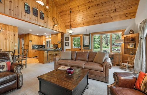 Camp Sherman Cabin | Metolius River Resort Cabin 11 Luxurious cabin on the Metolius River & fireplace