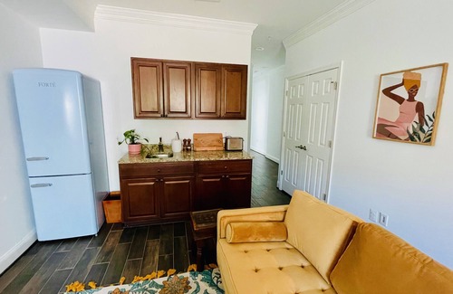 Central Northeast Apartment | Metro! Sunny Big 2 Bdrm w/King Bed & Dog Friendly
