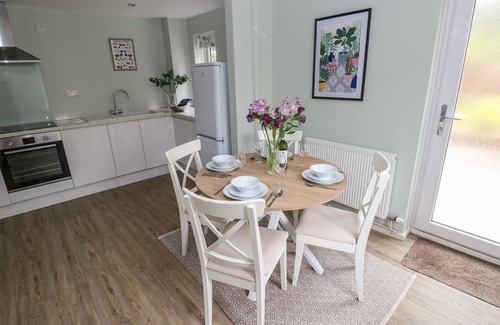 Laugharne Cottage | MEWS COTTAGE, pet friendly, with a garden in Laugharne