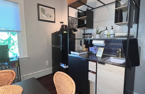 The Point Condo | Mi Casa Su Casa by the sea.Cozy 1 bedroom guest suite in Newport with WiFi, AC