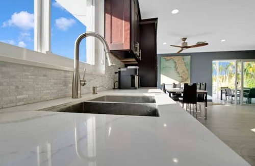 Ludlam House | MIA Golf course home large saltwater pool/spa&yard