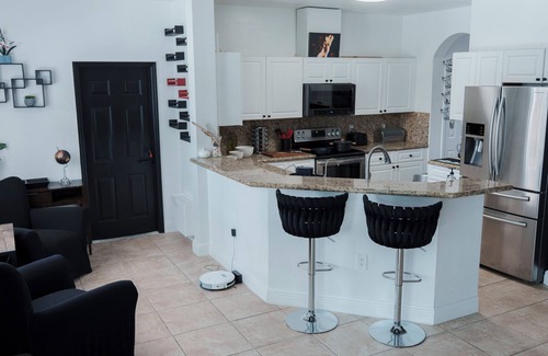 Ludlam House | Miami 5BR Pool Home ● BBQ ● Pool ● Coffee Bar ● Kid-Friendly ● Whirlpool Tub