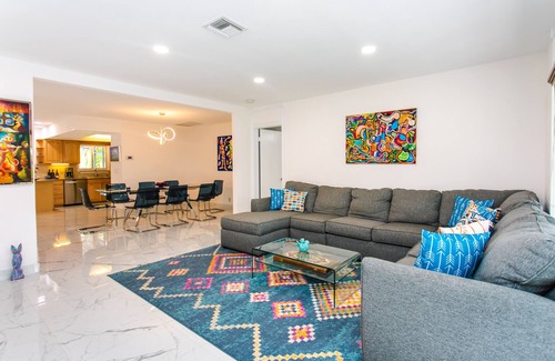 Dania Beach House | MIAMI/FORT LAUDERDALE ART VILLA with SALTWATER POOL & JACCUZI near BEACH