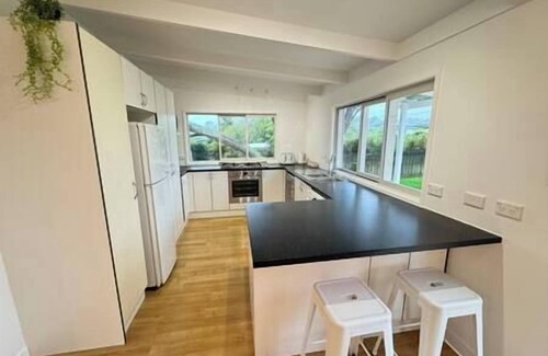 Surfdale House | Miami one one - Deluxe Two Bedroom - Walk to Beach, Village and 2 Vineyards