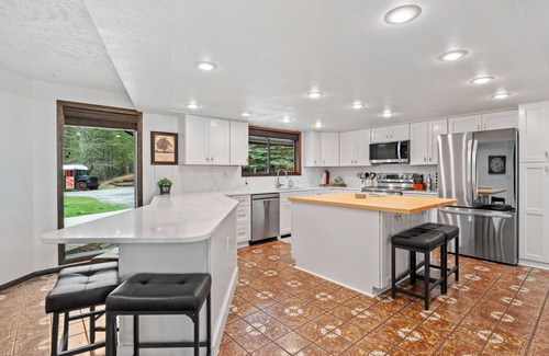 Mica House | Mica Peak Escape 50 Mile View over The “Palouse Scenic Byway”25 min of CDA Idaho