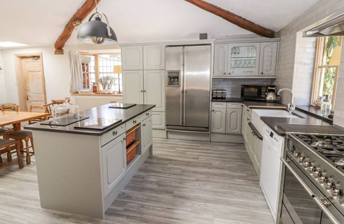 Mickle Trafford Cottage | MICKLE TRAFFORD MANOR, pet friendly, with hot tub in Chester