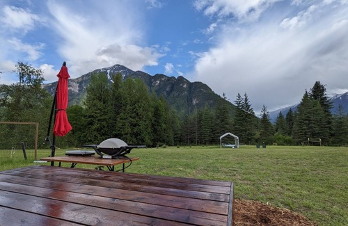 Nakusp Cabin | Micro cabin with stunning mountain views, close to Arrow lake/pet friendly!