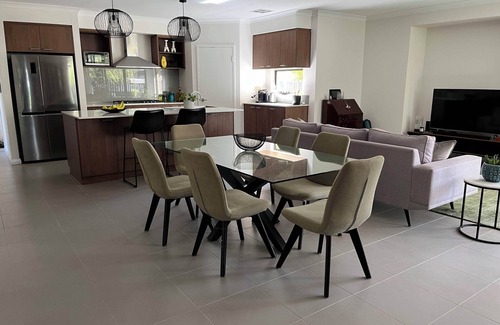 Padbury House | Mid-century Elegance in a leafy garden