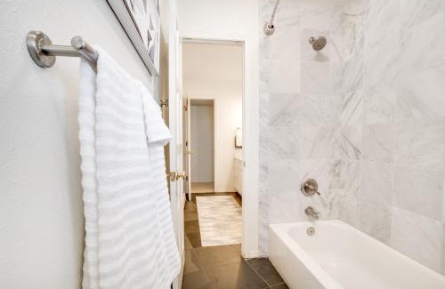 Westcliff and Cambridge House | Mid-Century Escape 7 BR Sleeps 22 Hot Tub & Games