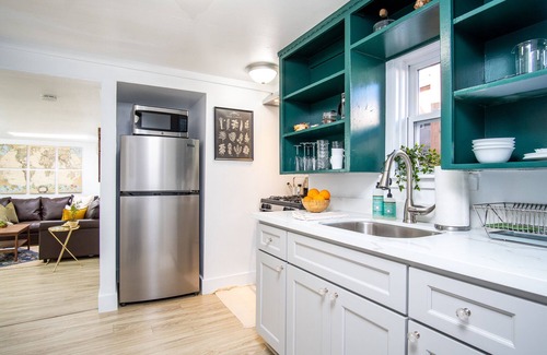 North Oak Park Apartment | Mid-Century Modern Guest House in North Oak Park